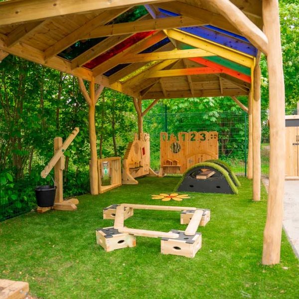 Robinia Perspex Shelter (2)