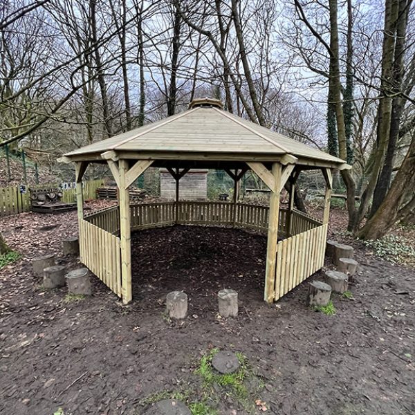 firepit-shelter-primary-school-derbyshire-2